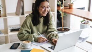 woman-frau-computer-brille-blue-light-cultureandcream-blogpost