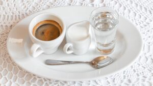 coffee-schwarzer-wiener-kaffee-wasser-milch-glasofwater-service-cultureandcream-blogpost