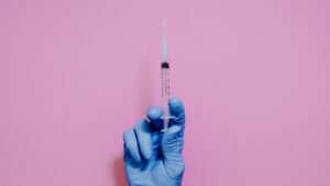 spritze-syringe-hand-injection-aesthetic-cultureandcream- blogpost