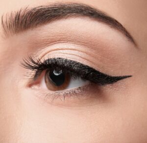 lidstrich-eyeliner-wing-black-augen-eyes-cultureandcream-b logpost