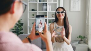 girl-sonnenbrille-sunglasses-video-dreh-screen-social-media-cultureandcream-blogpost