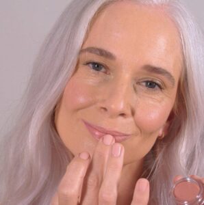 Lip2Cheek-Veebee-auftragen-woman-lady-lip-make-up-fingertip-cultureandcream-blogpost