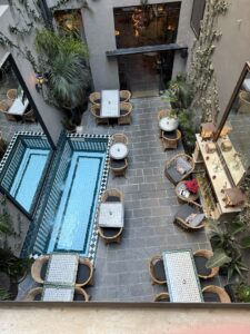 patio-innenhof-hotel-palma-riad-water-bassin-cultureandcream-blogpost