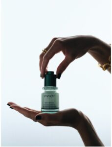 haende-hands-flakon-green-neo-serum-revitalisant-cultureandcream-blogpost